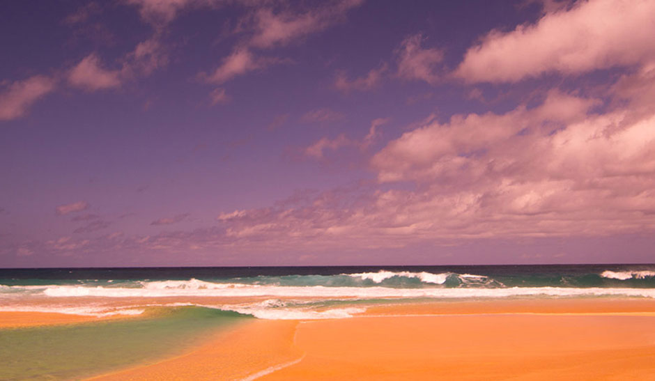 onde che si infrangono sulla spiaggia e cielo con effetto color rosa