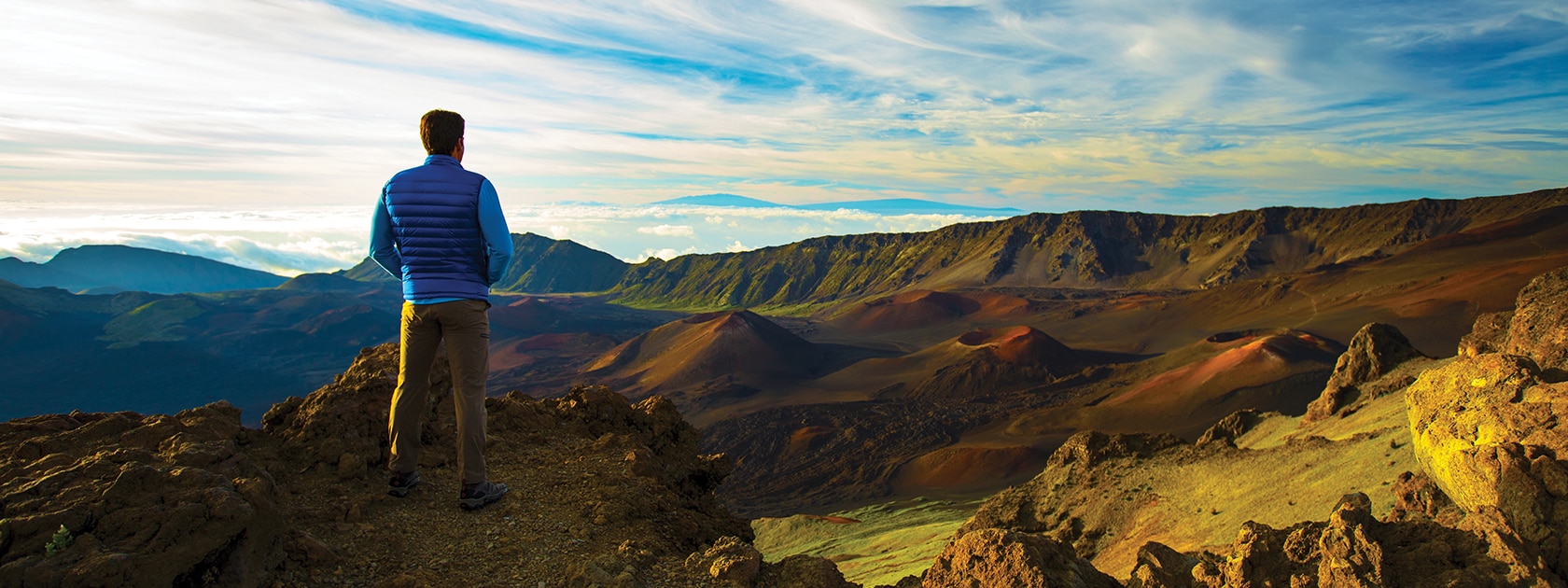 Homme, regarder, par-dessus, chaîne de montagnes