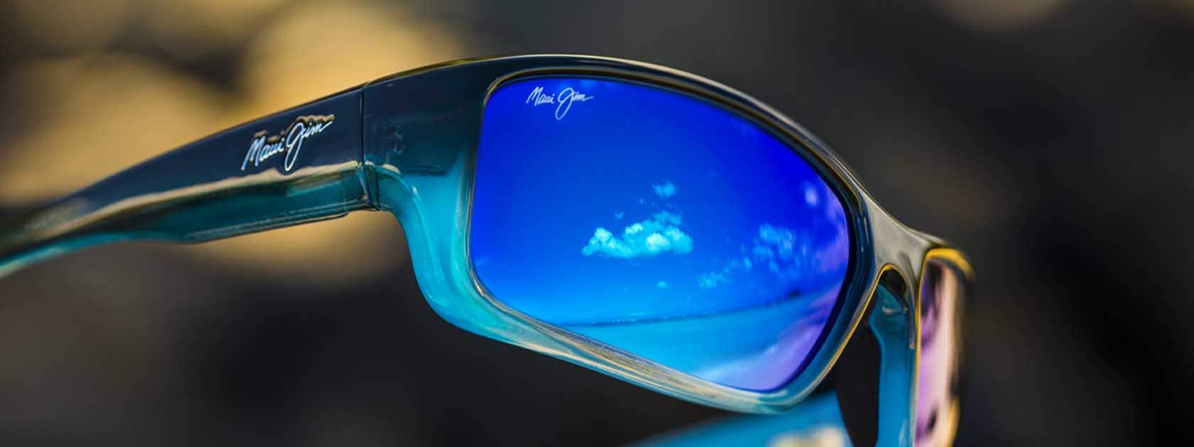 montatura di occhiale da sole di colore blu sfumato con lenti blu