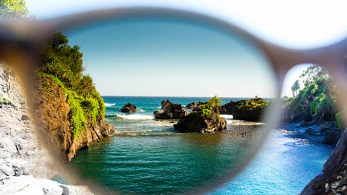 Felsiger Strand Blick durch grau polarisierte Gläser