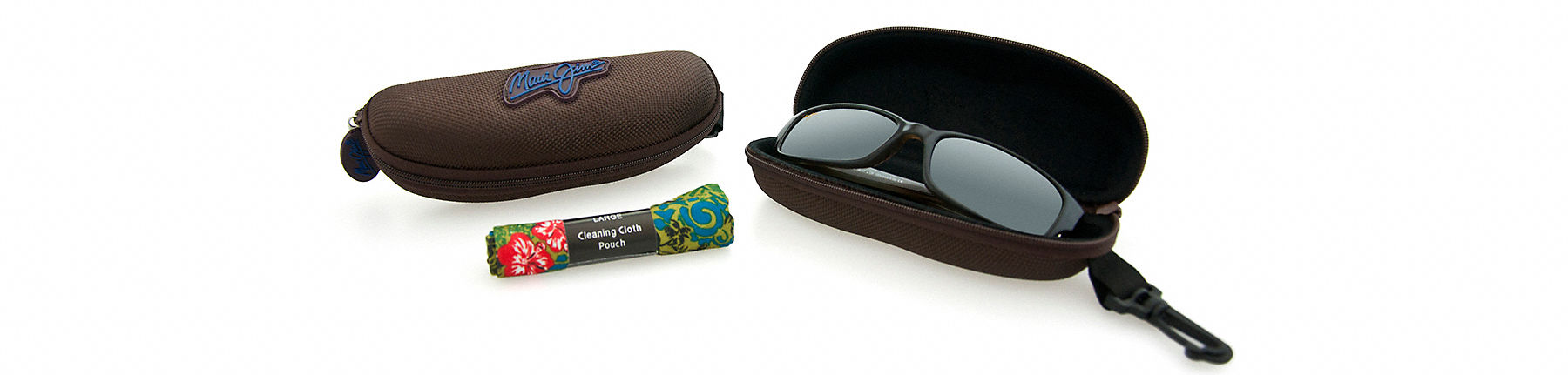 custodia per occhiali da sole sportivi color marrone aperta con occhiali da sole al suo interno accanto ad un sacchetto contenente un panno di pulizia
