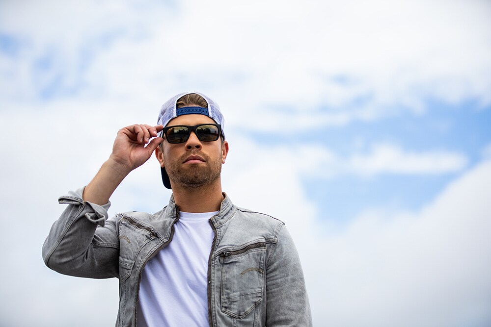 Dustin Lynch in sunglasses.