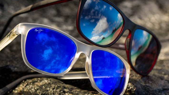 2 gafas de sol expuestas sobre roca con el cielo reflejado en las lentes