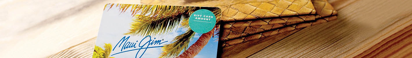 tarjeta de regalo de Maui Jim expuesta sobre fondo de madera