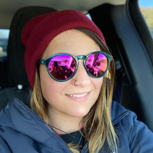 Mujer con gafas personalizadas, monturas verdes, lentes rosas