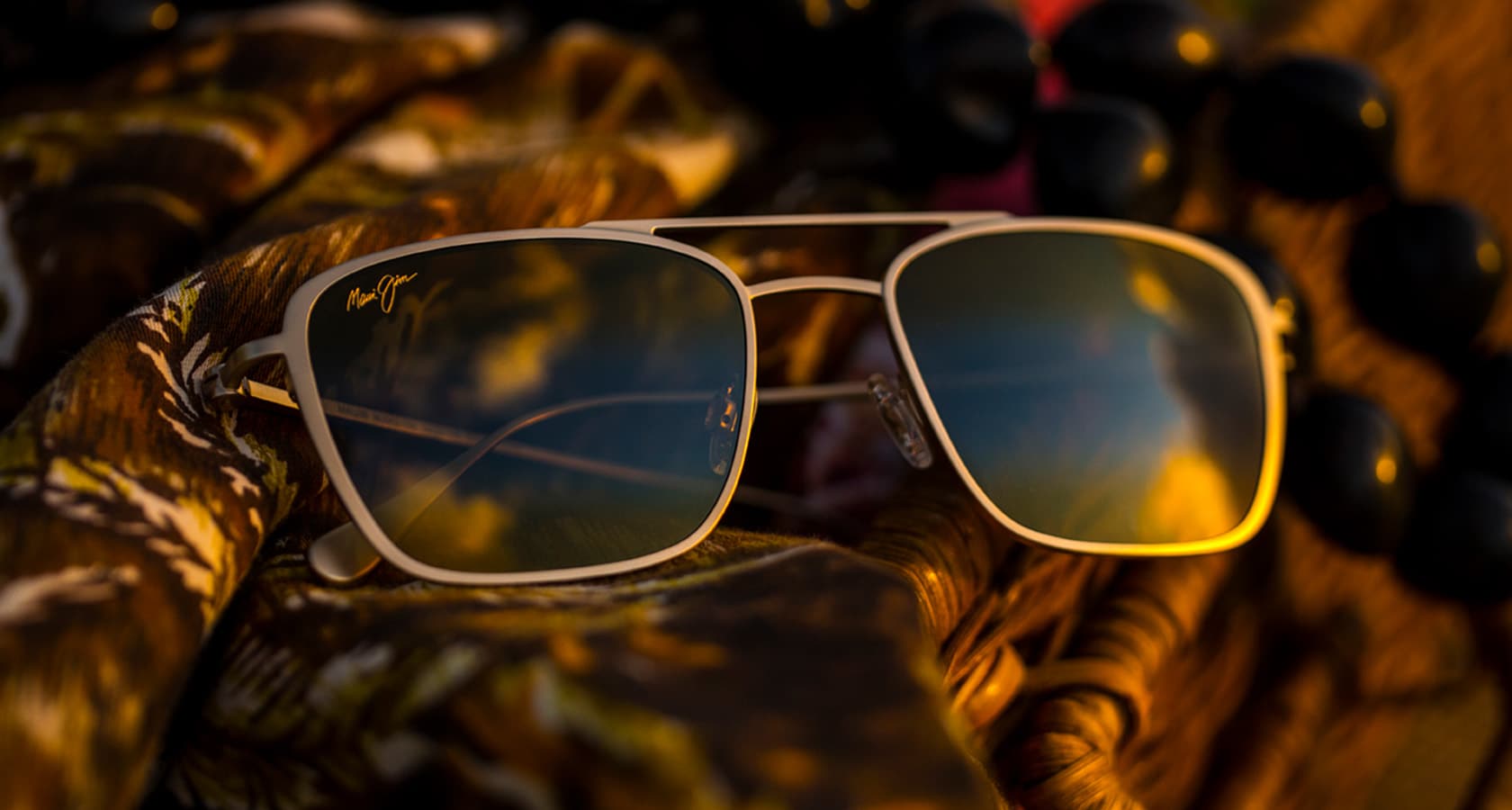 lunettes de soleil titane mat présentées sur panier