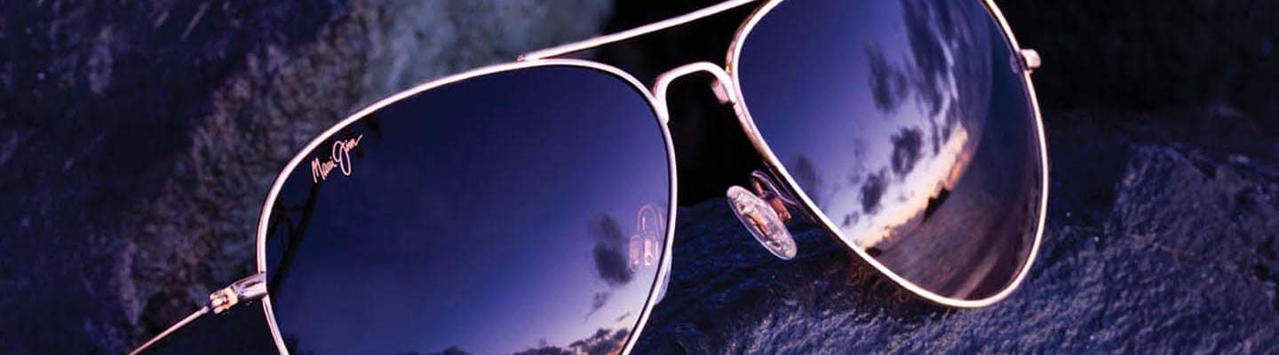 lunettes de soleil aviateur présentées sur roche mouillée