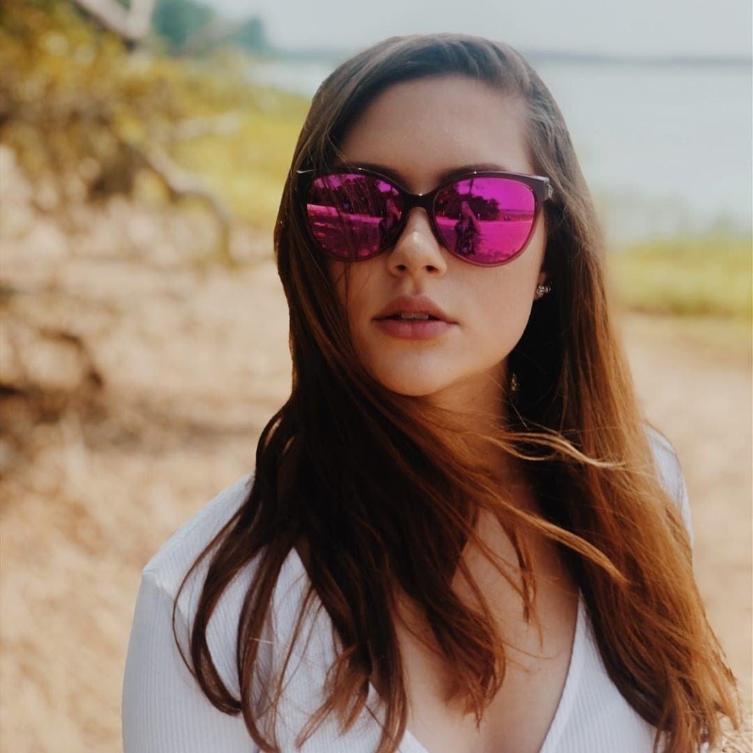 Donna che indossa occhiali da sole con lenti rosa