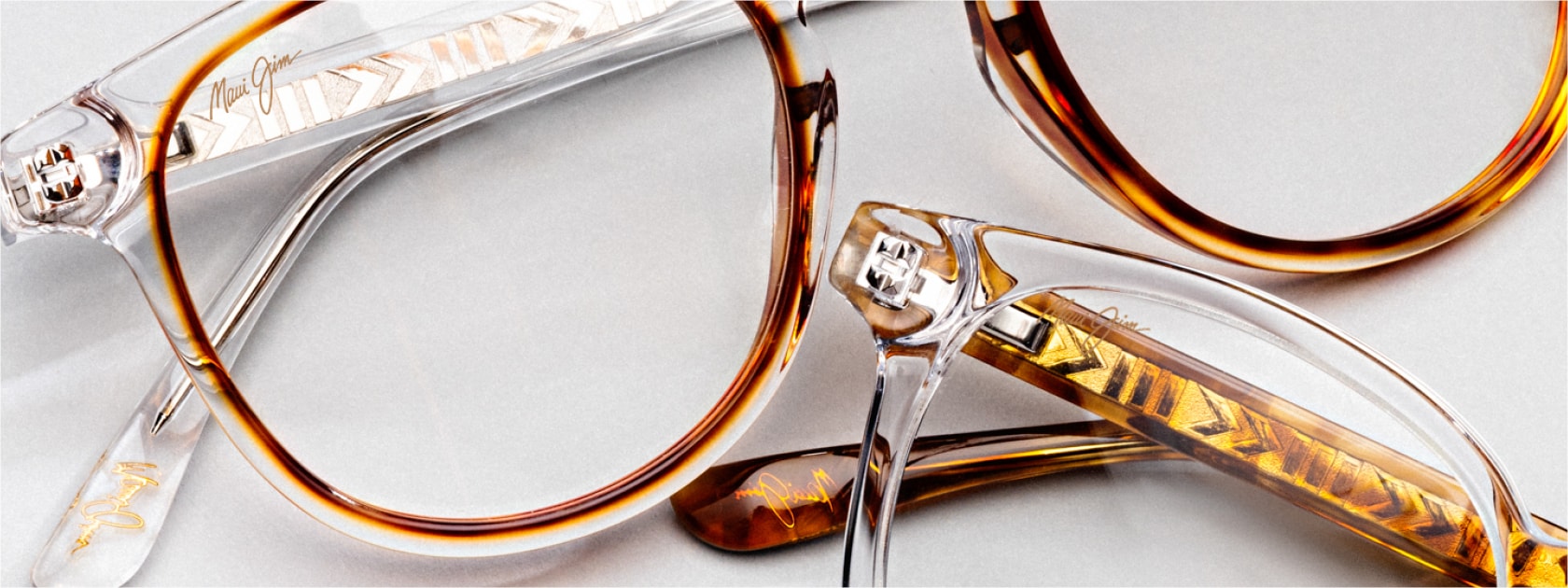 dos gafas oftálmicas de montura transparente distintas sobre fondo blanco