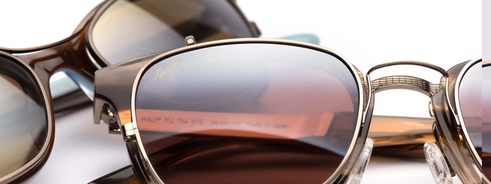 Normale Brille mit Sonnenbrillen-Clip-on vor weißem Hintergrund