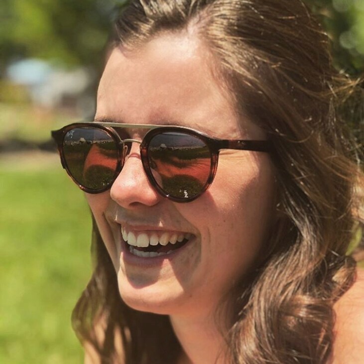 Frau, die draußen Sunny Days mit Maui Rose®-Linse trägt