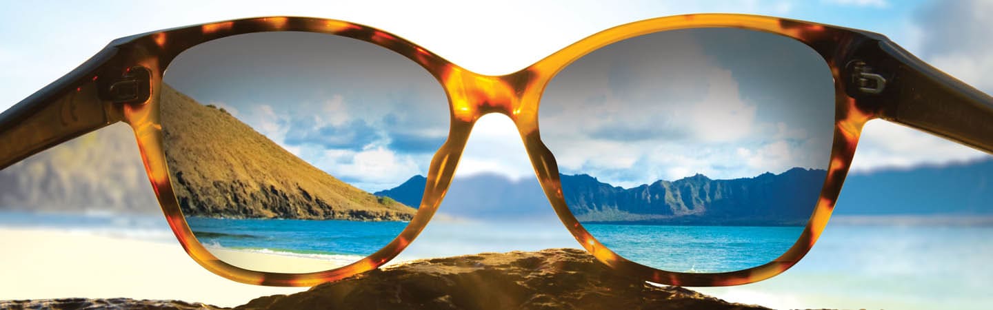 vue à travers des verres de lunettes de soleil avec volcan en arrière-plan pour illustrer la manière dont la polarisation réduit l'éblouissement